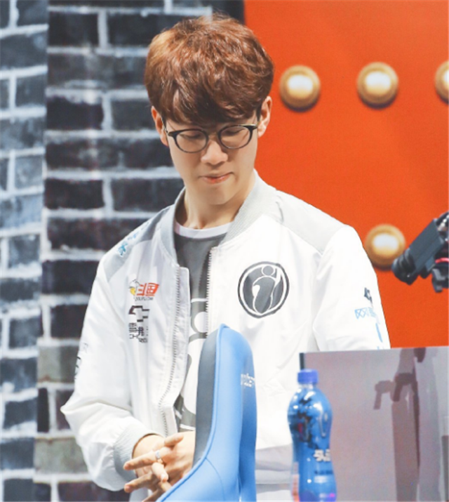 Yagao英文流：经过了春天和MSI，我们队员之间更清楚地认识了彼此